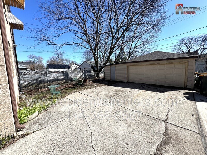 West Allis 2 Bedroom Upper, Just Updated, Stainless, Granite, Luxury Plank, Garage Parking property image