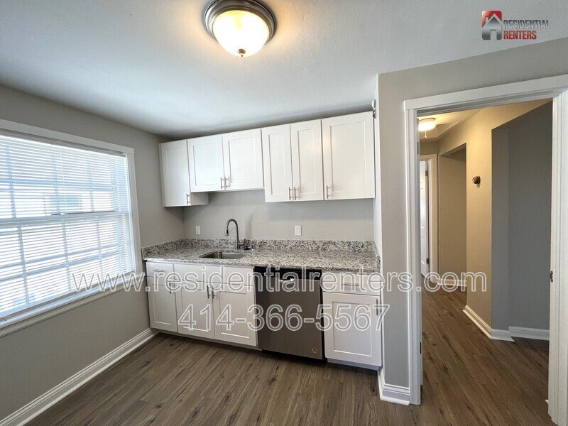 West Allis 2 Bedroom Upper, Just Updated, Stainless, Granite, Luxury Plank, Garage Parking property image