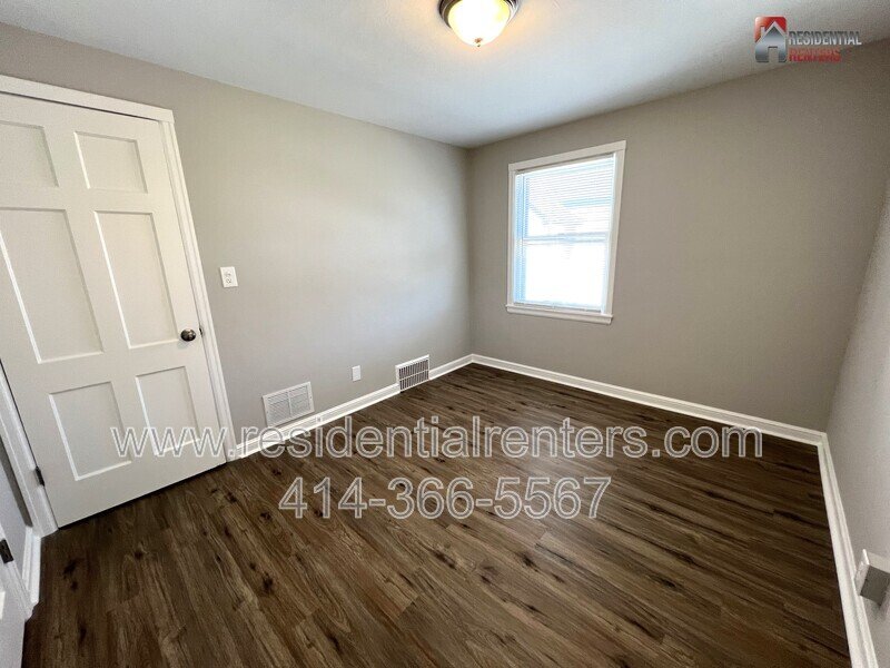 West Allis 2 Bedroom Upper, Just Updated, Stainless, Granite, Luxury Plank, Garage Parking property image