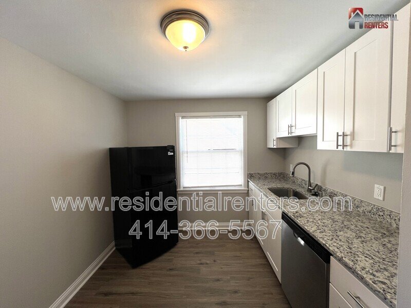 West Allis 2 Bedroom Upper, Just Updated, Stainless, Granite, Luxury Plank, Garage Parking property image