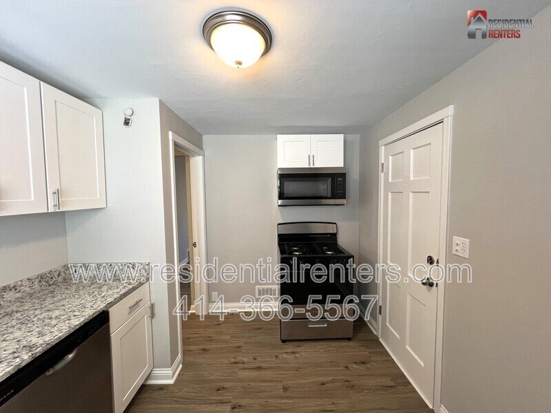 West Allis 2 Bedroom Upper, Just Updated, Stainless, Granite, Luxury Plank, Garage Parking property image