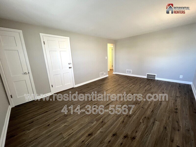 West Allis 2 Bedroom Upper, Just Updated, Stainless, Granite, Luxury Plank, Garage Parking property image