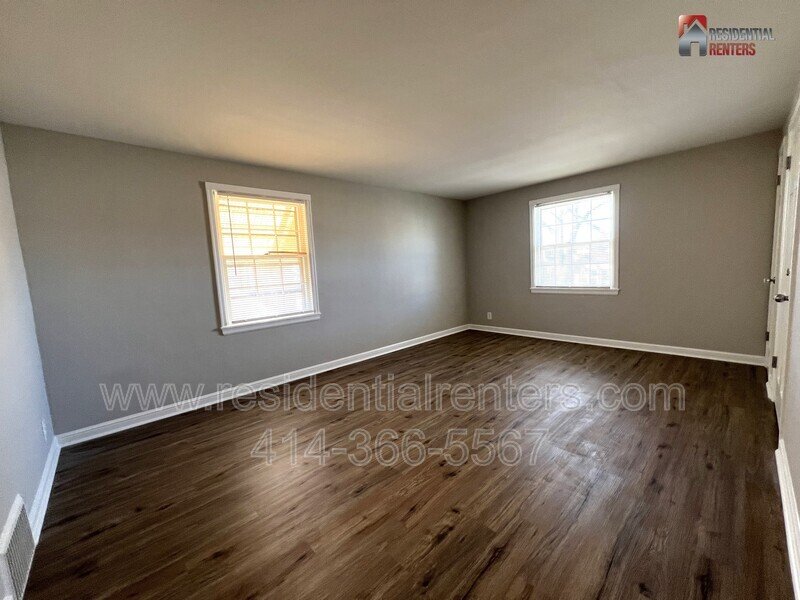 West Allis 2 Bedroom Upper, Just Updated, Stainless, Granite, Luxury Plank, Garage Parking property image