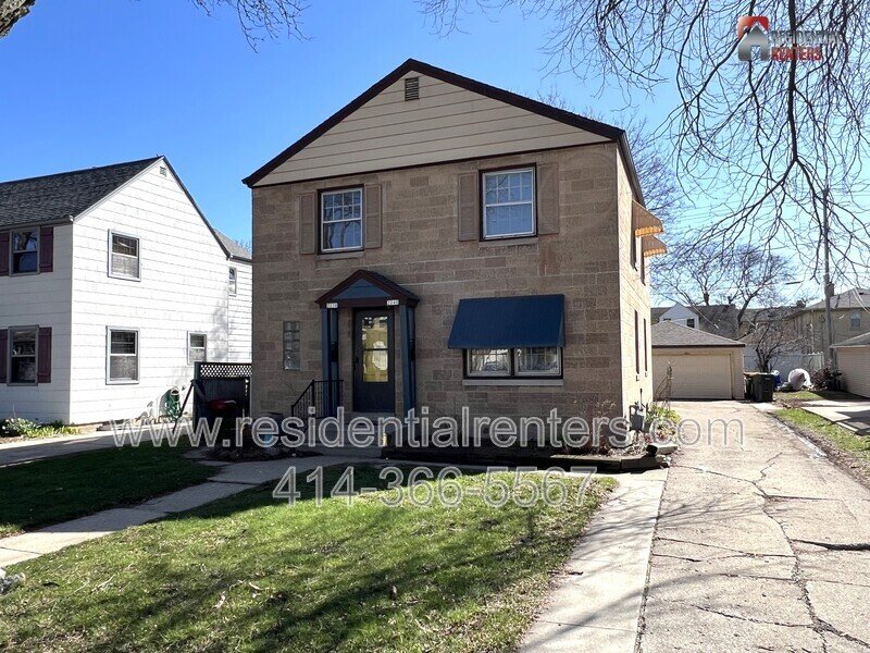West Allis 2 Bedroom Upper, Just Updated, Stainless, Granite, Luxury Plank, Garage Parking property image