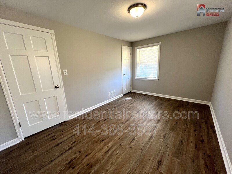 West Allis 2 Bedroom Upper, Just Updated, Stainless, Granite, Luxury Plank, Garage Parking property image