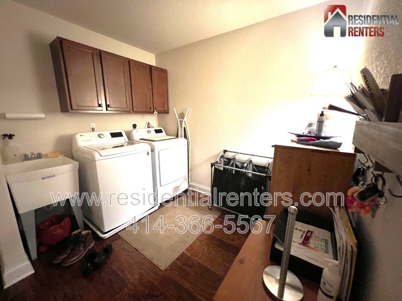 Gorgeous Sussex Single Family Home! Huge Walk Out Basement, 3 Car Garage! property image