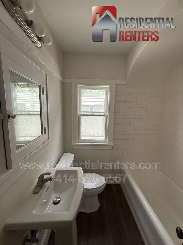 2 Bedroom Upper Unit with Hardwood Floors, New Appliances, and Pets are welcome! property image