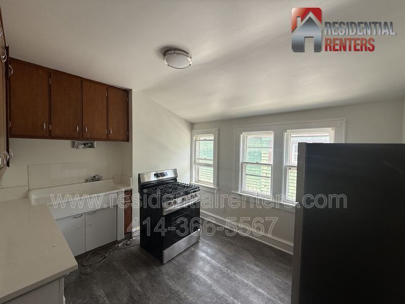2 Bedroom Upper Unit with Hardwood Floors, New Appliances, and Pets are welcome! property image