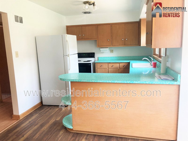 Pet Friendly, 2BR Lower Located In The Tippecanoe Park Area, Garage Parking! property image