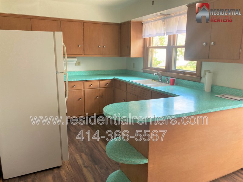 Pet Friendly, 2BR Lower Located In The Tippecanoe Park Area, Garage Parking! property image