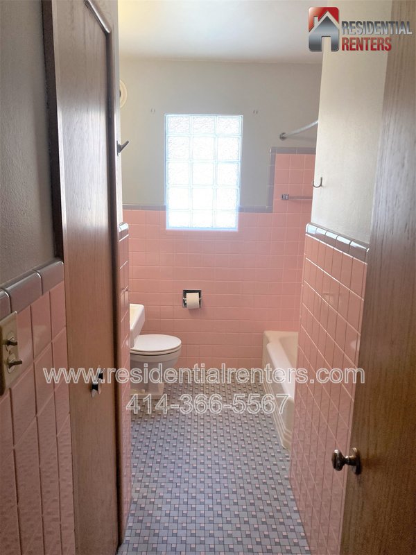 Pet Friendly, 2BR Lower Located In The Tippecanoe Park Area, Garage Parking! property image