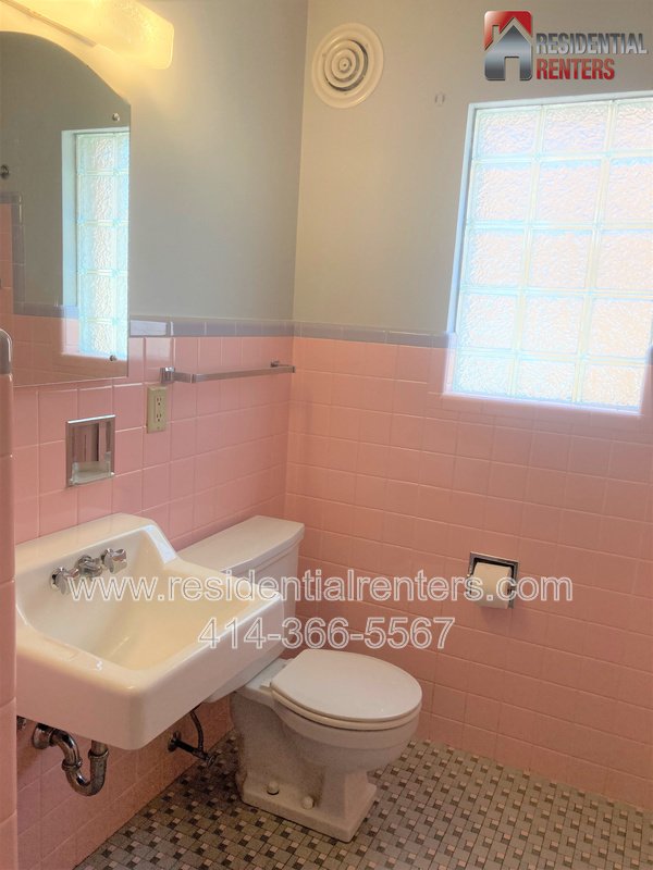 Pet Friendly, 2BR Lower Located In The Tippecanoe Park Area, Garage Parking! property image