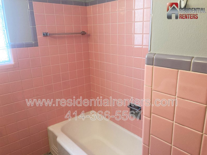 Pet Friendly, 2BR Lower Located In The Tippecanoe Park Area, Garage Parking! property image