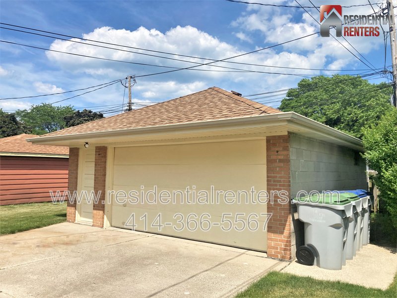 Pet Friendly, 2BR Lower Located In The Tippecanoe Park Area, Garage Parking! property image