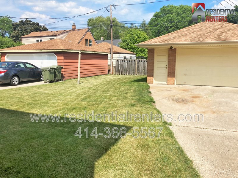 Pet Friendly, 2BR Lower Located In The Tippecanoe Park Area, Garage Parking! property image