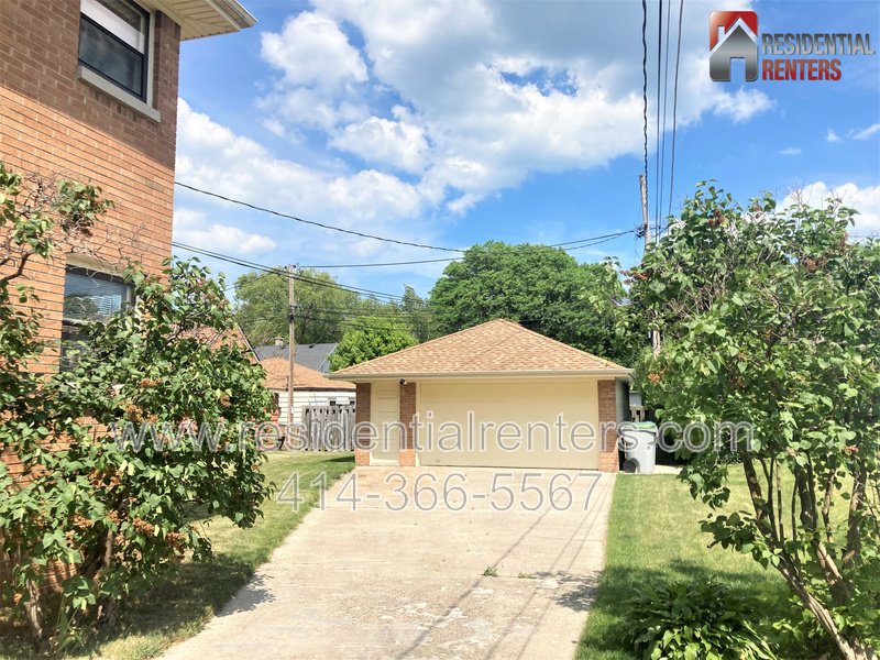 Pet Friendly, 2BR Lower Located In The Tippecanoe Park Area, Garage Parking! property image
