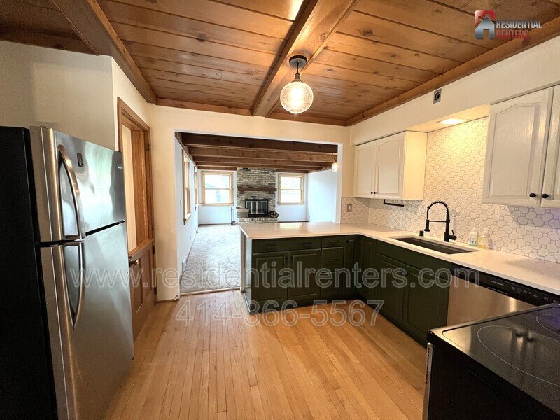 Exclusive Whitefish Bay Single Family, Rare Rental Opportunity, Fenced Yard, Garage Parking, Pet Friendly property image
