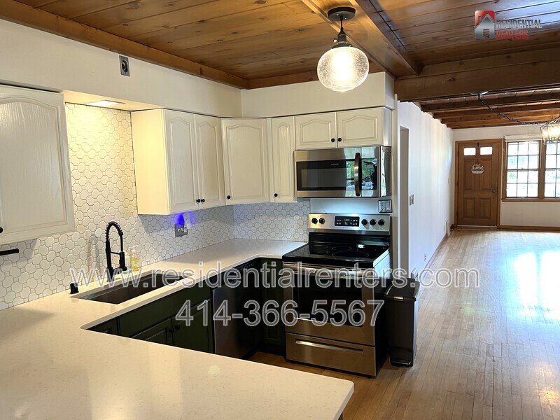 Exclusive Whitefish Bay Single Family, Rare Rental Opportunity, Fenced Yard, Garage Parking, Pet Friendly property image