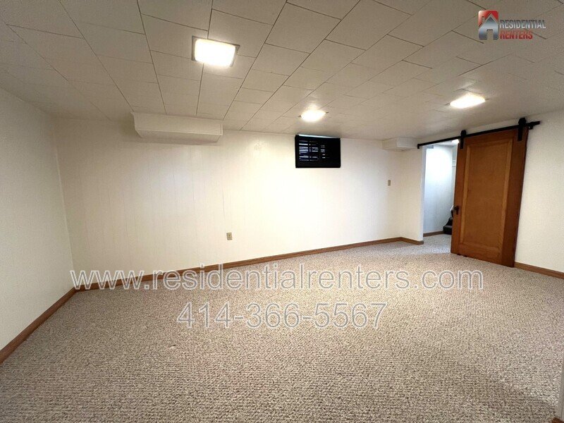 Exclusive Whitefish Bay Single Family, Rare Rental Opportunity, Fenced Yard, Garage Parking, Pet Friendly property image