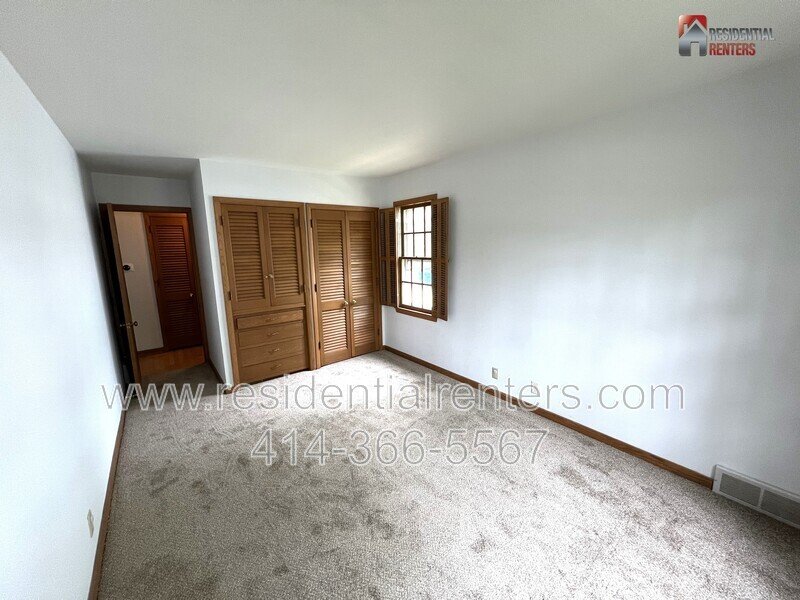 Exclusive Whitefish Bay Single Family, Rare Rental Opportunity, Fenced Yard, Garage Parking, Pet Friendly property image