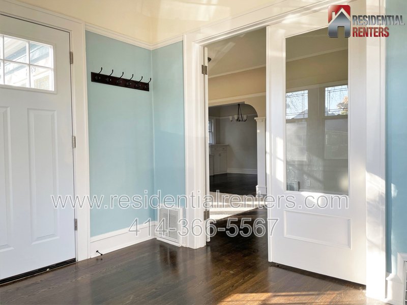Two-Story Tosa Single Family, Updated Kitchen & Bath, Garage Parking, Great Location!Two-Story Tosa Single Family, Updated Kitchen & Bath, Garage Parking, Great Location! property image