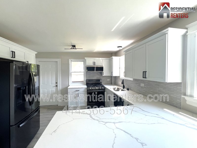 Single Family Home, Hardwood Floors, SS Applicances, Fenced Yard, Pets Ok! property image