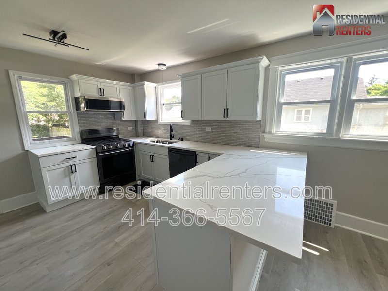 Single Family Home, Hardwood Floors, SS Applicances, Fenced Yard, Pets Ok! property image