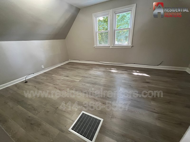 Single Family Home, Hardwood Floors, SS Applicances, Fenced Yard, Pets Ok! property image