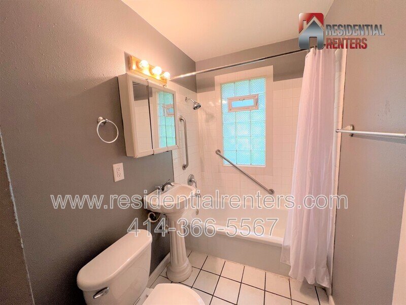 Single Family Home, Fenced Yard, Garage Parking, Pets Welcome property image