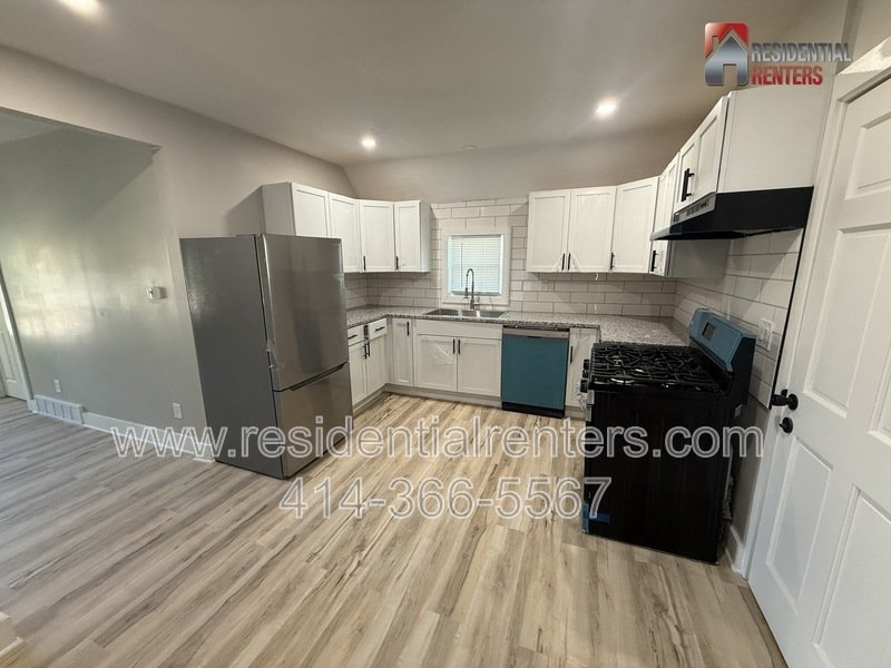 West Allis 2 Bedroom Upper, Just Updated, Stainless, Granite, Luxury Plank, Garage ParkingWest Allis 2 Bedroom Upper, Just Updated, Stainless, Granite, Luxury Plank, Pets are welcome! property image