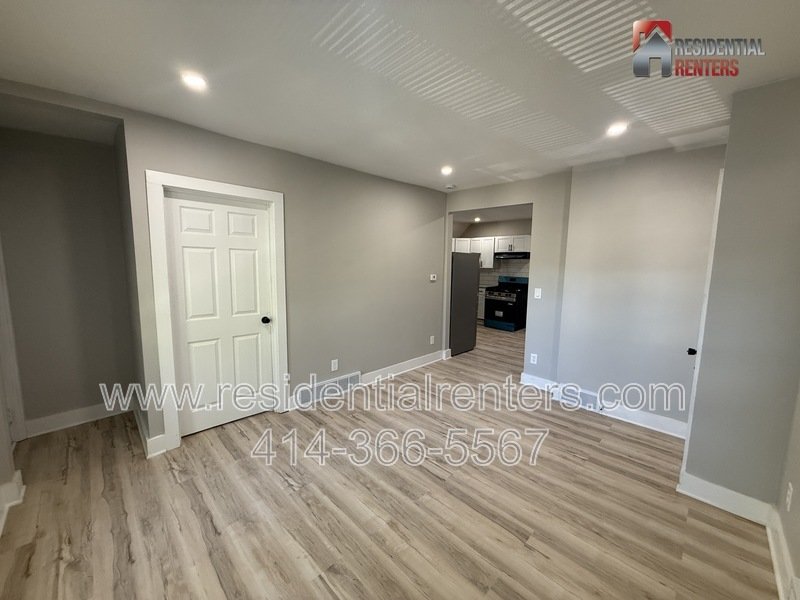 West Allis 2 Bedroom Upper, Just Updated, Stainless, Granite, Luxury Plank, Garage ParkingWest Allis 2 Bedroom Upper, Just Updated, Stainless, Granite, Luxury Plank, Pets are welcome! property image