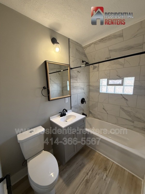 West Allis 2 Bedroom Upper, Just Updated, Stainless, Granite, Luxury Plank, Garage ParkingWest Allis 2 Bedroom Upper, Just Updated, Stainless, Granite, Luxury Plank, Pets are welcome! property image