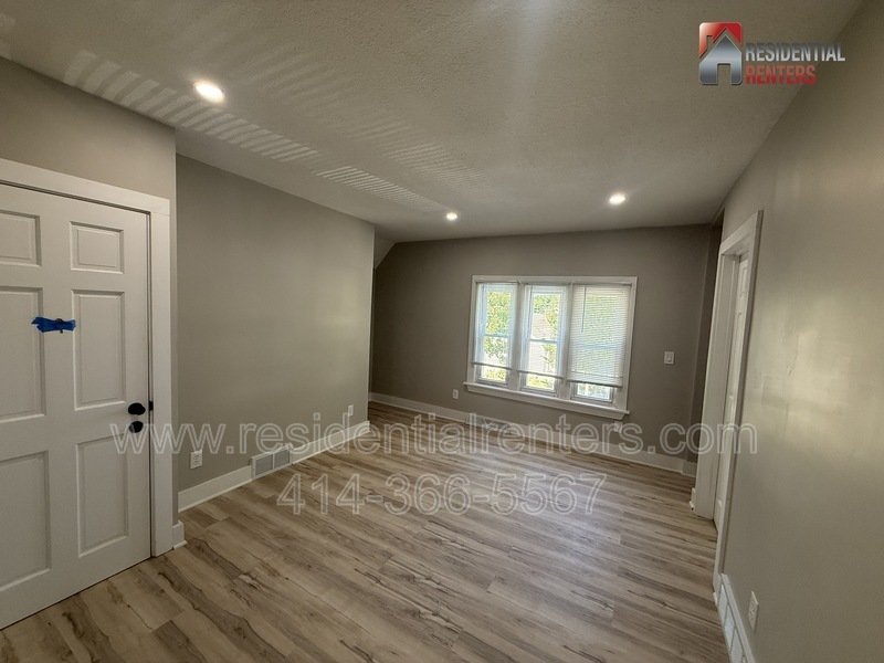 West Allis 2 Bedroom Upper, Just Updated, Stainless, Granite, Luxury Plank, Garage ParkingWest Allis 2 Bedroom Upper, Just Updated, Stainless, Granite, Luxury Plank, Pets are welcome! property image