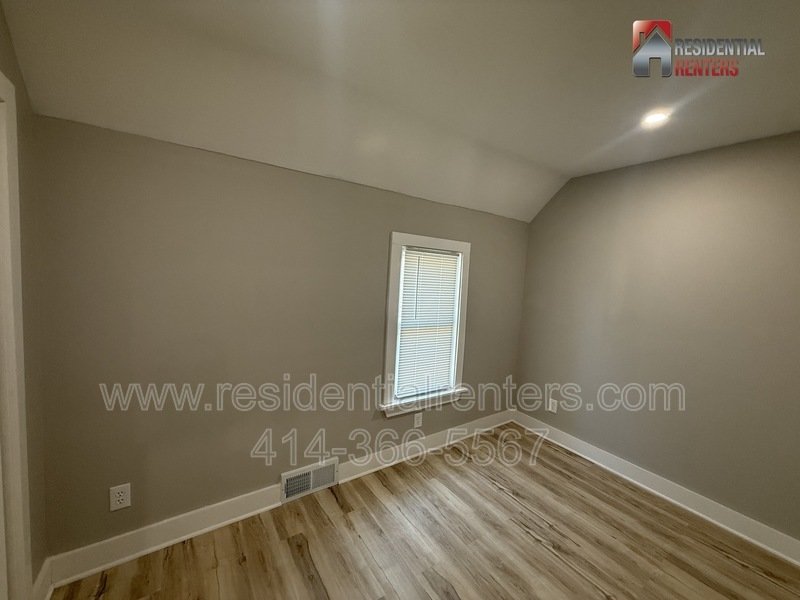 West Allis 2 Bedroom Upper, Just Updated, Stainless, Granite, Luxury Plank, Garage ParkingWest Allis 2 Bedroom Upper, Just Updated, Stainless, Granite, Luxury Plank, Pets are welcome! property image