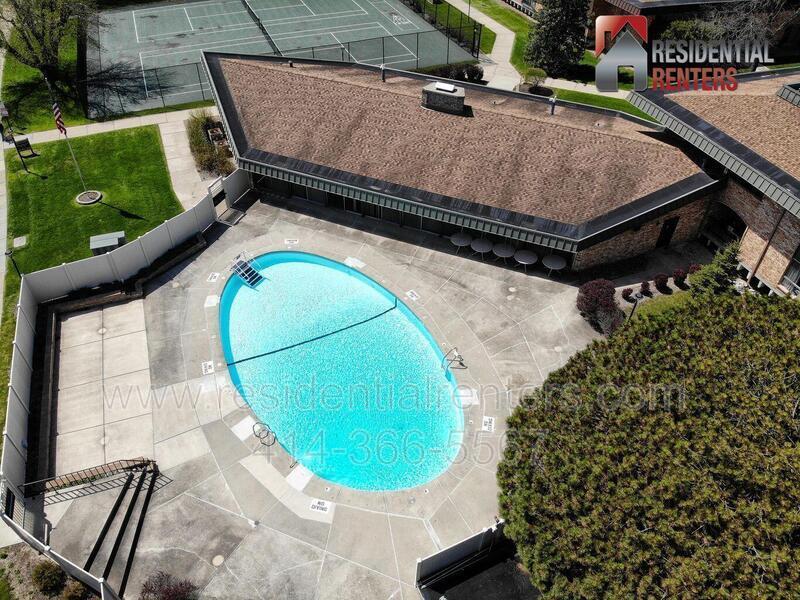 Spacious 2-Bedroom Condo with River Views, Pool & Heated Garage. Great Location! property image