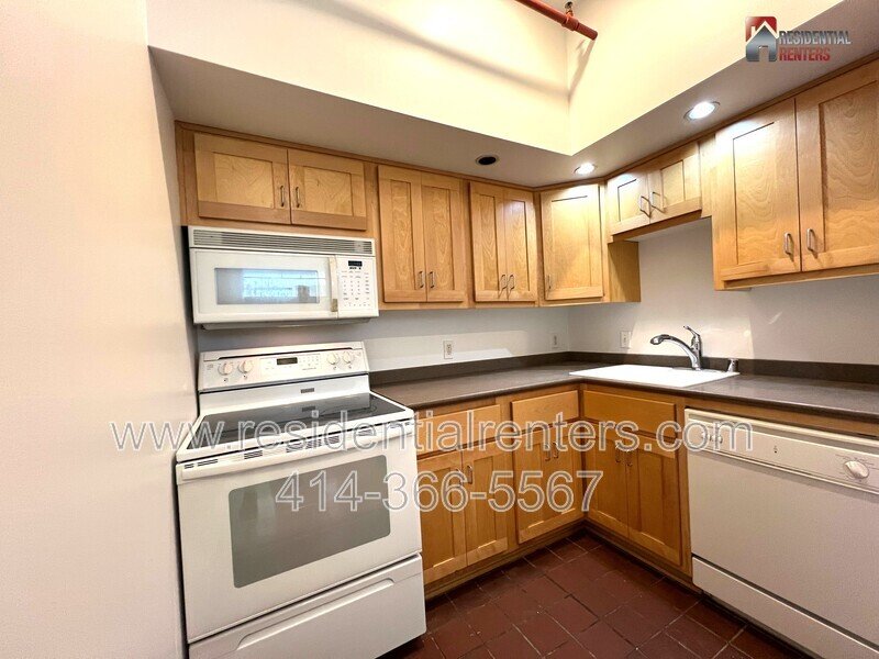 Rare Western Leather Lofts Studio, Cream City Brick, Exposed Timber Beams, Radiant Heated Flooring. property image