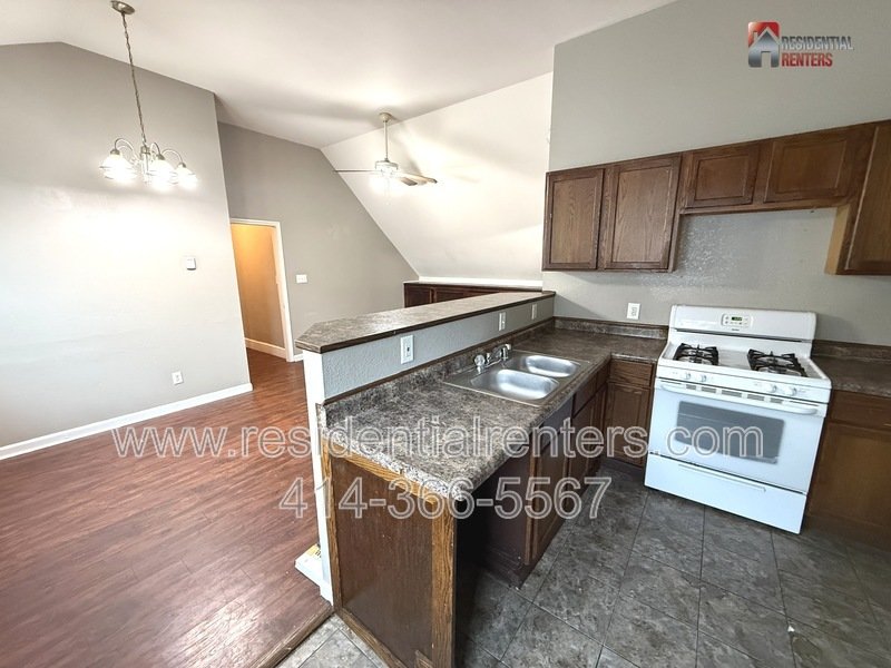 Spacious Upper Floor Duplex, Harambee Neighborhood, Parking Available! property image