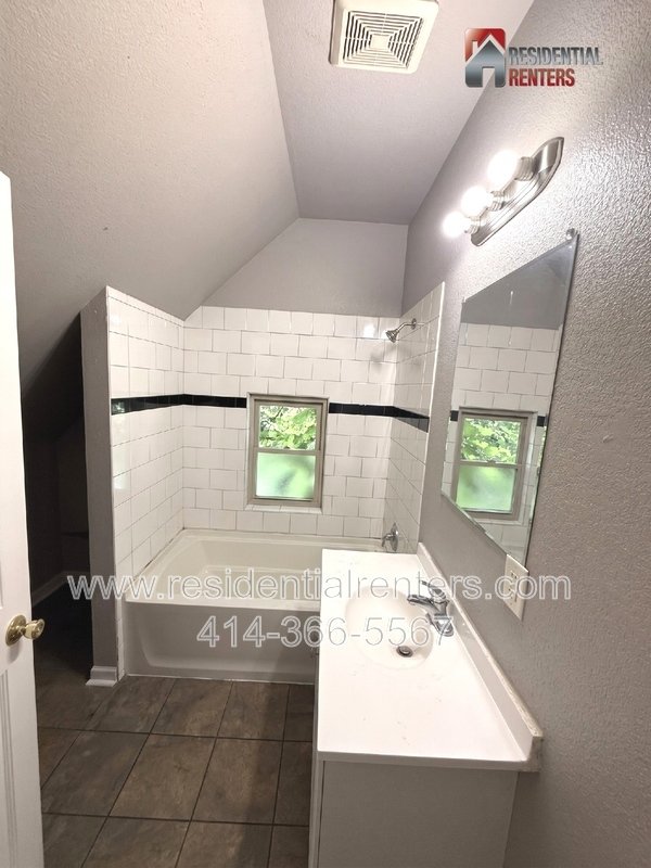 Spacious Upper Floor Duplex, Harambee Neighborhood, Parking Available! property image