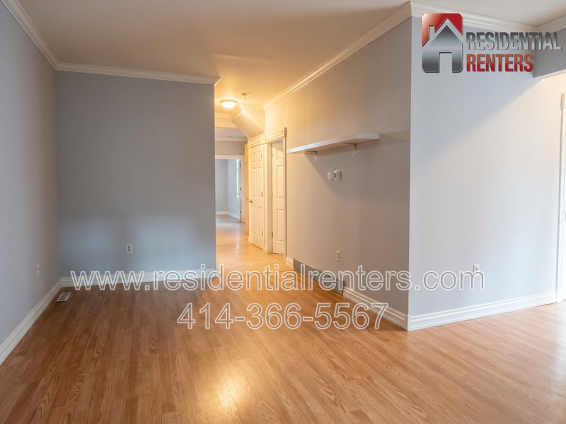 Bay View Lower Duplex, Hardwood Floors, Fireplace, Garage Parking & Pets Welcome! property image