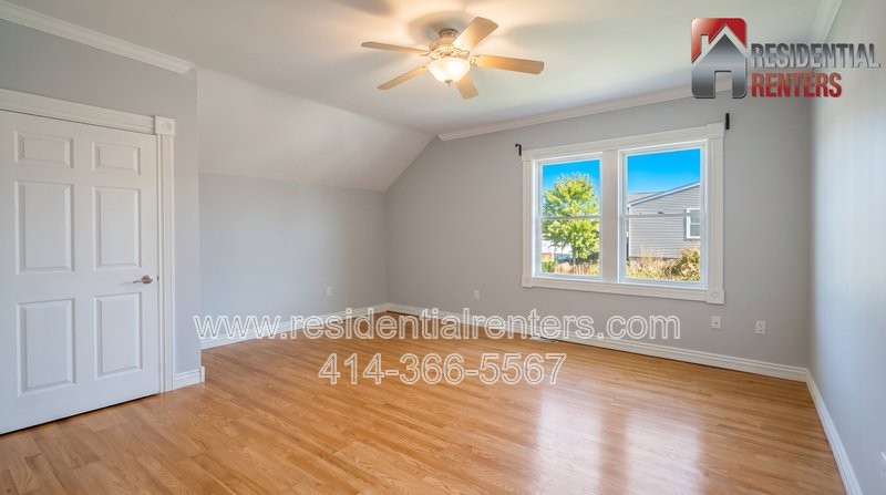 Bay View Lower Duplex, Hardwood Floors, Fireplace, Garage Parking & Pets Welcome! property image