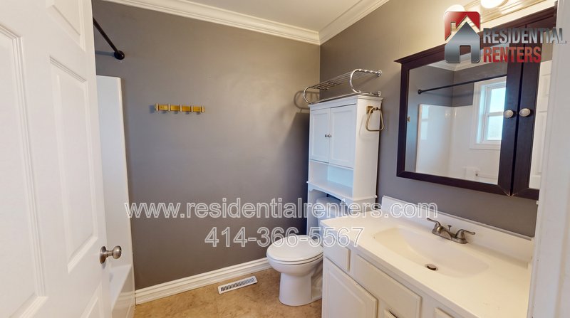 Bay View Lower Duplex, Hardwood Floors, Fireplace, Garage Parking & Pets Welcome! property image