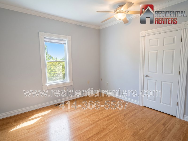 Bay View Lower Duplex, Hardwood Floors, Fireplace, Garage Parking & Pets Welcome! property image