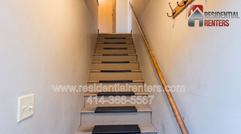 Bay View Bi-Level Upper, Vaulted Ceilings, Fireplace, Garage Parking & Pets Welcome! property image