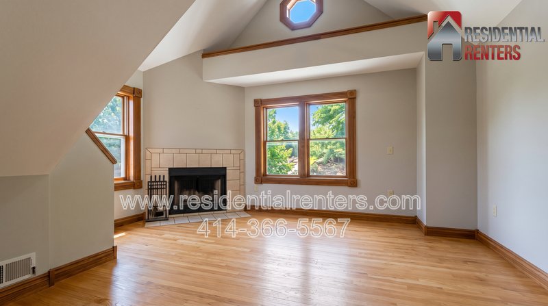 Bay View Bi-Level Upper, Vaulted Ceilings, Fireplace, Garage Parking & Pets Welcome! property image