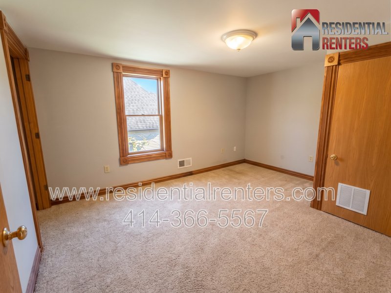Bay View Bi-Level Upper, Vaulted Ceilings, Fireplace, Garage Parking & Pets Welcome! property image