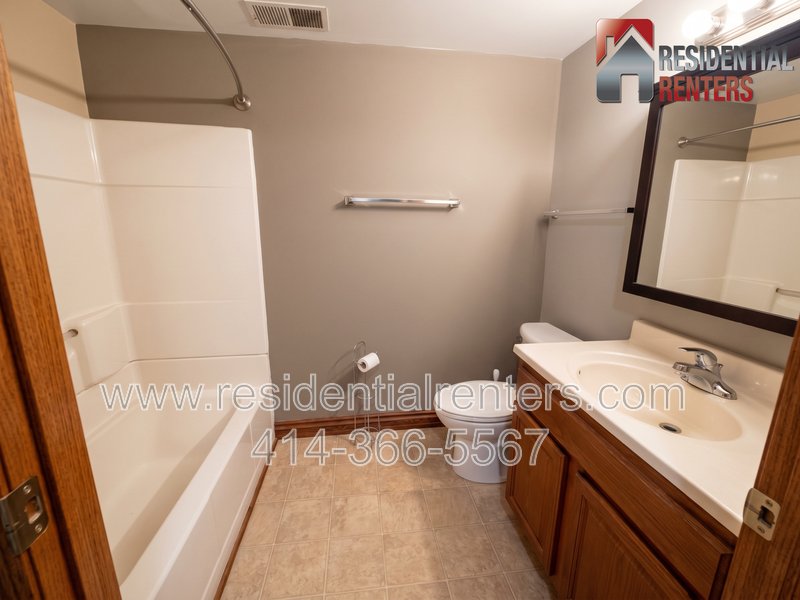 Bay View Bi-Level Upper, Vaulted Ceilings, Fireplace, Garage Parking & Pets Welcome! property image