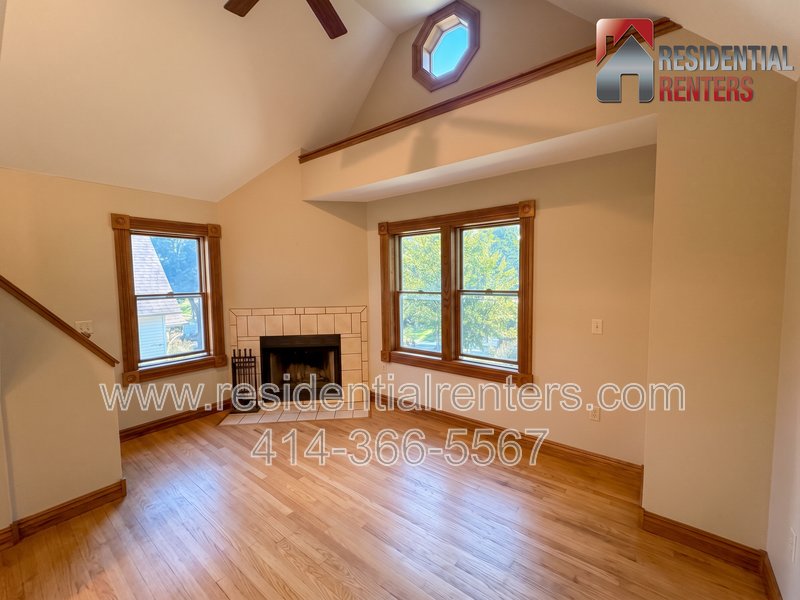 Bay View Bi-Level Upper, Vaulted Ceilings, Fireplace, Garage Parking & Pets Welcome! property image