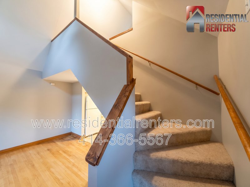 Bay View Bi-Level Upper, Vaulted Ceilings, Fireplace, Garage Parking & Pets Welcome! property image