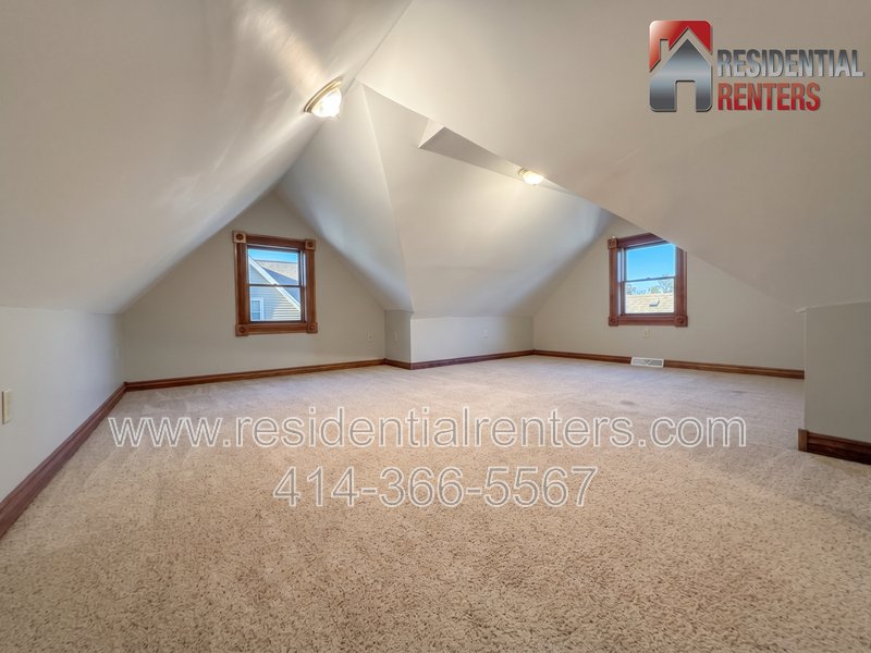 Bay View Bi-Level Upper, Vaulted Ceilings, Fireplace, Garage Parking & Pets Welcome! property image