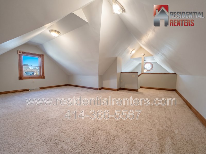 Bay View Bi-Level Upper, Vaulted Ceilings, Fireplace, Garage Parking & Pets Welcome! property image